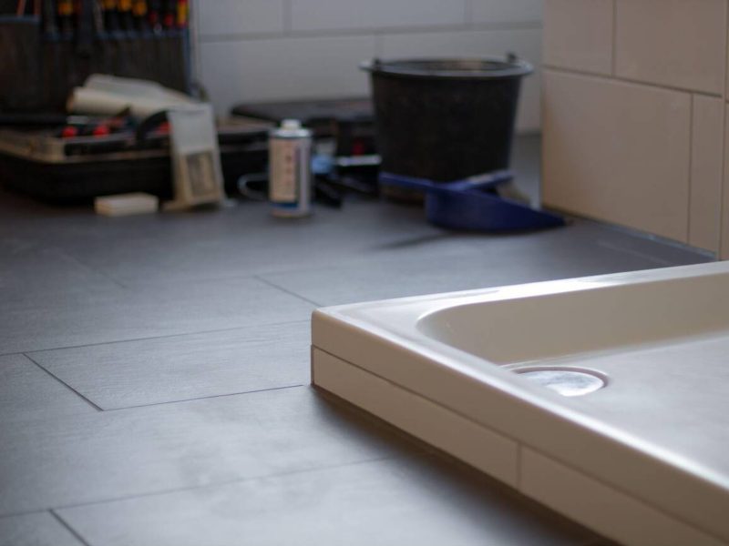 Koncepce renovace a opravy koupelny. Instalace nové sprchy